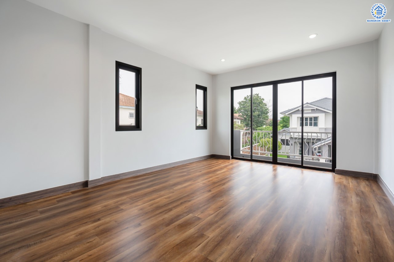 บ้านมือสองตกแต่งใหม่ ม.ชัยพฤกษ์ บางบัวทอง บ้านเดี่ยวหลังมุม แบรนด์ LH เนื้อที่ 72.5 ตร.ว. ฟังก์ชัน 3 ห้องนอน 3 ห้องน้ำ 1 ห้องอเนกประสงค์ จอดรถได้ 1 คัน พร้อม Facilities ครบครัน บนทำเลเดินทางสะดวก ติดถนนบางกรวย-ไทรน้อย ใกล้เซ็นทรัลเวสต์เกต และรถไฟฟ้าสายสีม่วง "สถานีบางพลู"